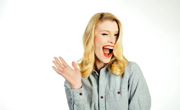 Hermosa joven empresaria pinup estilo de pelo vintage retro que apunta mientras está de pie sobre fondo gris blanco . — Foto de Stock