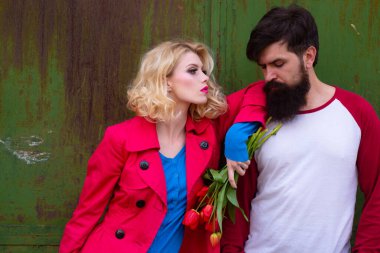 Aşk hikayesinin başında bir çift sevgili. Birbirine aşık çiftler kucaklaşır ve duygularını paylaşır..