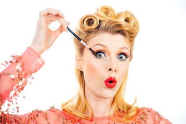 Güzel kaşlar yakın çekim. Mükemmel kaşlar, kaş jölesi. Kaş ve kirpikleri birbirine yakın tutun.