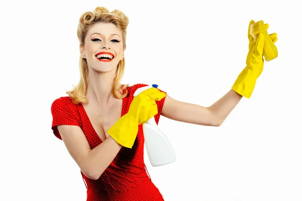 Una ama de llaves sonriente. Servicio de limpieza. Ama de casa en uniforme vintage con spray limpio, plumero. ama de llaves o esposa feliz limpieza con botella de jabón y plumero . — Foto de Stock