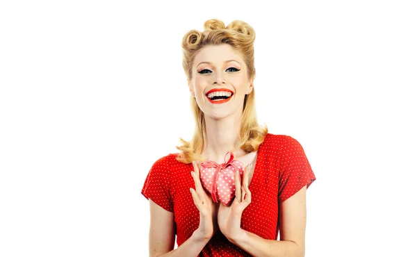 Retrato de niña sosteniendo el corazón rojo aislado sobre fondo blanco . —  Fotos de Stock