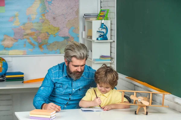 Padre che insegna al figlio. Concetto di apprendimento. Lettere e numeri di apprendimento degli alunni. Sostenere gli alunni a scuola . — Foto Stock