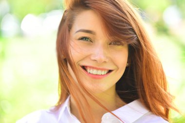 Kızıl saçlı kadın model portreyi tıkıyor. Gülümseyen kızıl saçlı kadın.