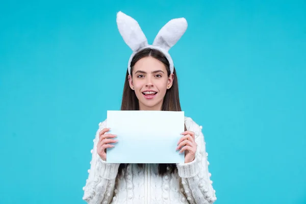 Happy Easter. Portrait of Easter bunny girl hold paper for text. Model dressed in costume Easter bunny rabbit. — Stock Photo, Image