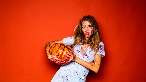 Chica con calabaza. Lujuria de sangre. Maldito Halloween. Chica loca y feliz Halloween . — Foto de Stock