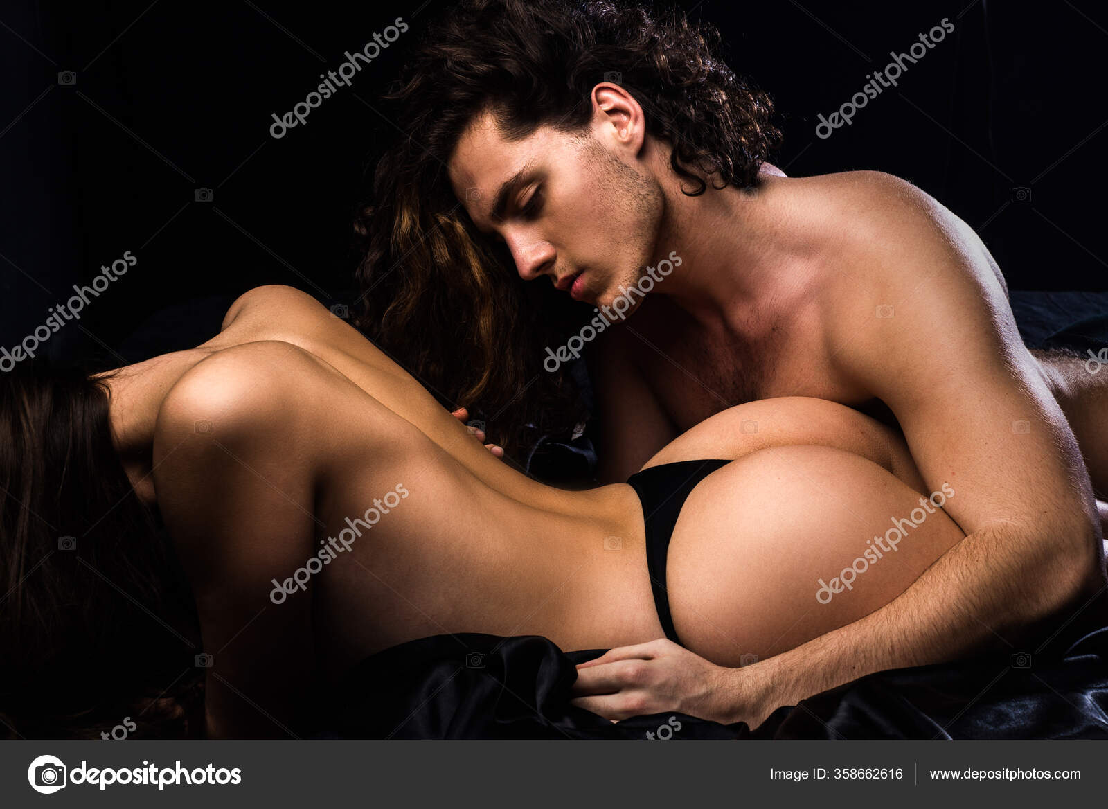 Sporty handsome masculine virile attractive confident muscular with naked  nude torso man. Young sexy couple. Body of sexy fit woman in black  lingerie. — Stock Photo © Tverdohlib.com 358662616