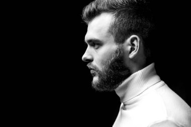 Adam sakallı maço yakın yüz. Berber dükkanı konsepti. Sakal tımarı. Hipster tarzı sakal. Yakışıklı sakallı adam. Erkeklik ve güzellik. Iyi bakımlı sakallı adam şık bir görünüm. Saç modeli berber