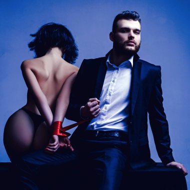 Aşık şehvetli bir çift. Romantik ve aşk dolu. Samimi bir ilişki. Baskın adam. Tutku ve şehvetli dokunuş.