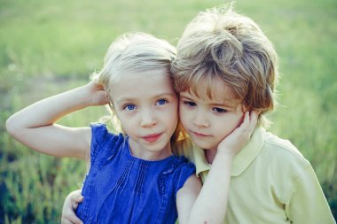 Mutlu şirin çocuğun yaz portresi. Mutlu Çocuk yaz sahasında. Güzel çocuklar. İlk aşkım. Mutlu çocukluk oynayan çocuk. Çocuk arkadaşlığı ve nezaketi kavramı. Tatlı melek çocuklar..