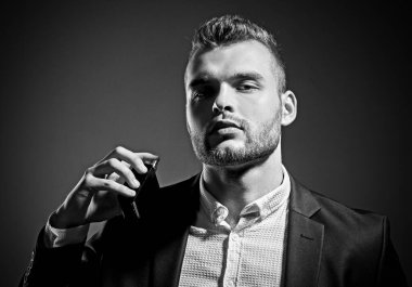 Parfüm lüzfünü. Bir şişe parfümeri tutan adam. Mans parfüm konsepti. Erkekparfüm.