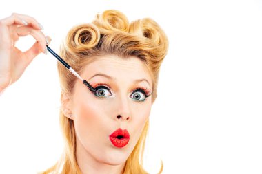 Güzel kaşlar yakın çekim. Mükemmel kaşlar, kaş jölesi. Kaş ve kirpikleri birbirine yakın tutun.