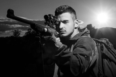 Hunter avı av tüfeği silahla. Bulun. Avcılık dişli ve avcılık giyim.