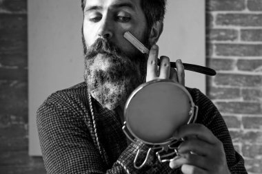 Sakallı adam - ev sakal tarzı. Şık adam sakal portresi. Kuaför ustura, berber. Vintage Kuaför Dükkanı, tıraş. Traşlı adam portresi.