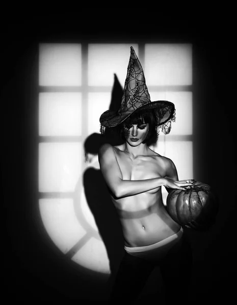 Femme strip-teaseuse sexy avec des citrouilles. Soirée d'Halloween nocturne pour adulte. Concept de désir sunsuel. Modèle de lingerie Halloween . — Photo