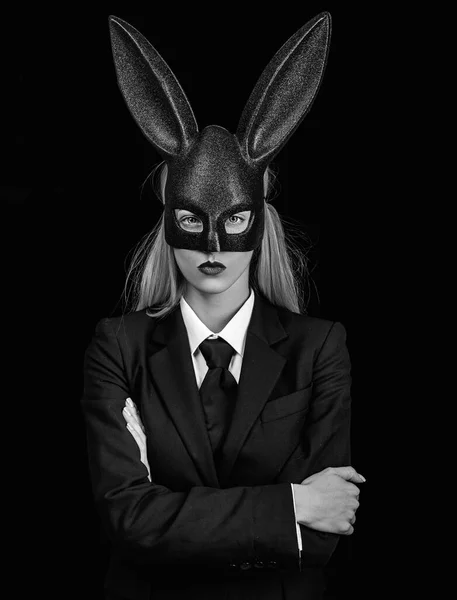 Portret szczęśliwej kobiety w uszach Bunny manie. Seksowna blondynka z koronką króliczka uszy. Kolacja Wielkanocna. Seksowna kobieta ubrana w maskę Easter Bunny i wygląda bardzo zmyw. — Zdjęcie stockowe