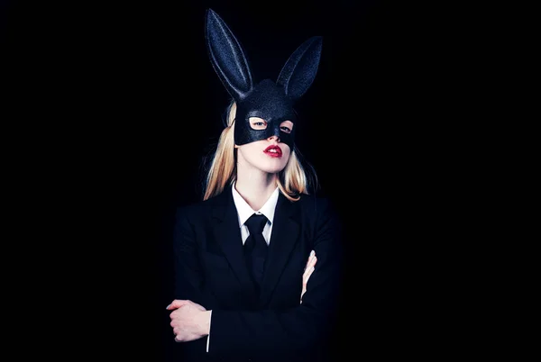 Easter bunny kvinna. Egg hunt. Kvinna kanin easter bunny flicka. Blond kvinna i kanin bunny öron. Närbild av blinka bunny flicka ansikte. Kanin-kvinna som bär öron. — Stockfoto