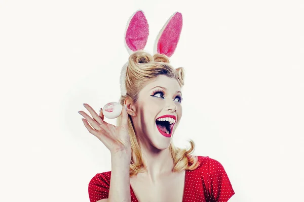 Великодня жінка. Жінка в масці великоднього кролика і виглядає дуже чуттєво. Жінка-пінап у вухах кролика з пасхальним яйцем. Сексуальна модель одягнена в костюм Великодній кролик . — стокове фото