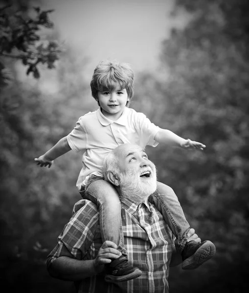 Grandfather and his grandson playing outdoors. Family holiday and togetherness. Generation. Grandfather and grandson in the park. — Stock Photo, Image