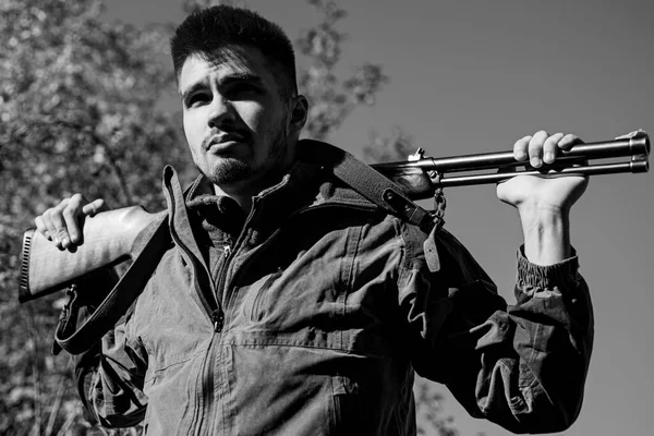 Temporada de caça fechada e aberta. Homem com espingarda. Poacher with Rifle Spotting Some Deers (em inglês). Caça ilegal caçador furtivo na floresta . — Fotografia de Stock