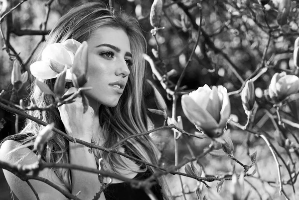 Magnolia. Vårflicka i blommande trädgård. Sommartjej och sensuellt ögonblick. Skönhetskvinna utomhus i blommande träd. Skönhet flicka i blommor. — Stockfoto