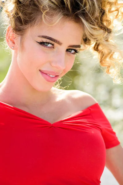 Açık havada, kırmızı elbise giyen mutlu, genç bir kızın portresi. Bahar, yaz modası. — Stok fotoğraf