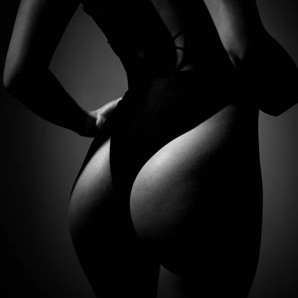 Foto d'arte di moda di bella donna sensuale. Bella ragazza posa corpo nudo. Ragazze di moda con il corpo perfetto. Silhouette corpo femminile. — Foto Stock