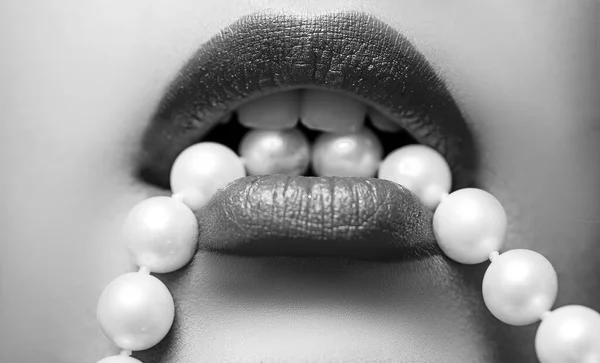 Red lips. Luxury lips with pearls. Texture lips and matte lipstick. Purple matt lipstick. Matte red lips with pearls close up. Fashion lipstick. — Stock Photo, Image