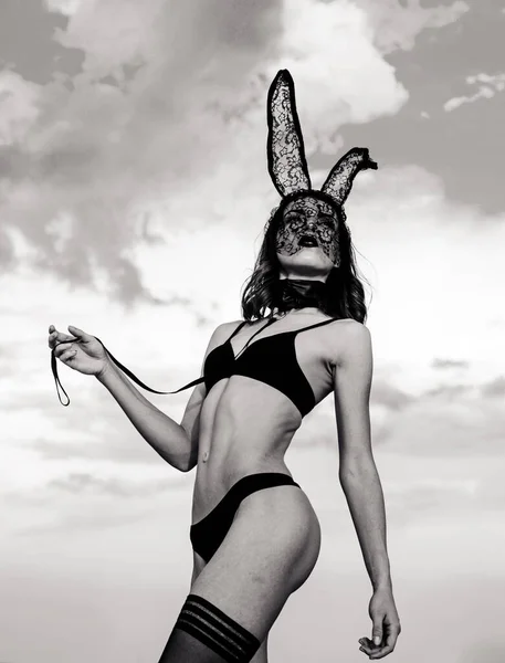 Hermosa sexy mujer desnuda en Halloween Traje de conejo de  