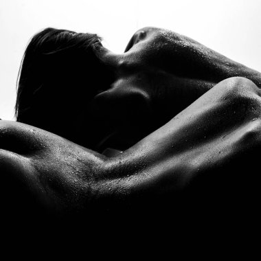 Lezbiyen çift yatakta poz verdi. Yatak odasında seks ve samimiyet fantezisi. Çıplak güzel sanatlar kız şehvetli uyku ve rahatlatıcı. Şehvetli ve çıplak vücut. Sanat nüleri. Mükemmel esnek seksi vücut.