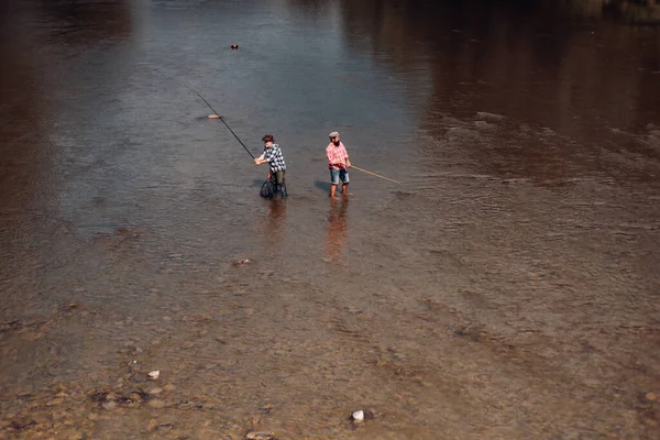 Dos amigos pescando juntos. Hombre barbudo pescador. Relájese en el entorno natural. Pescadores equipo de pesca. Feliz amistad de pescadores. Retrato de dos hombres de vacaciones . —  Fotos de Stock