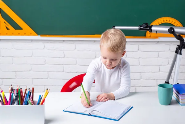 Dzieciaki ze szkoły. Koncepcja uczenia się i edukacji. Wracamy do szkoły.. — Zdjęcie stockowe