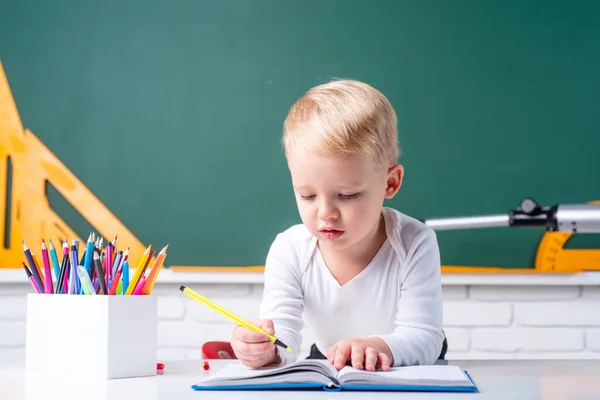 Lite redo att plugga. Små barn på skollektionen. Barn gör sig redo för skolan. — Stockfoto