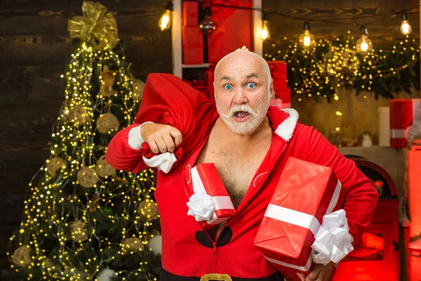 Ladro di Babbo Natale con una borsa di regali di Natale. I migliori prezzi per i regali invernali. Offerta stagionale. Vendita di Natale . — Foto Stock