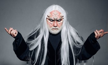 Keskin dikenleri ve yüzünde siğiller olan bir canavar. Şeytan boynuzları. Şeytan kafası siyaha izole edilmiş. Ejderha derisi ve gri sakallı bir uzaylı. Boynuzlu kötü adam.