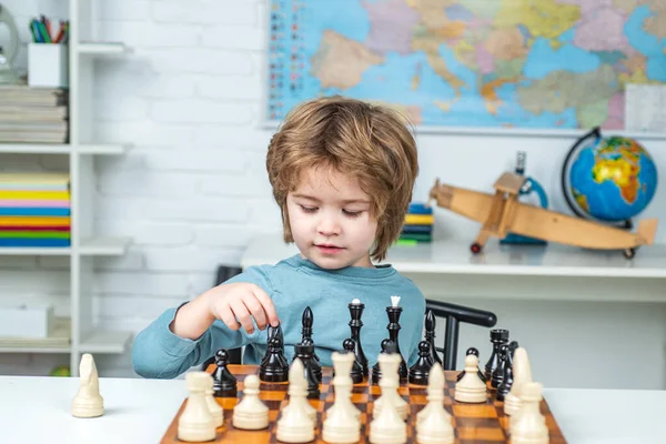 Kleuter of schooljongen, denkend kind. Schaakstrategie. Kid speelt schaak.. — Stockfoto