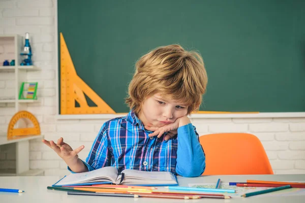 緑の黒板に反対する学校の子供たち。子供は学校に行く準備ができている。学校教育と人々の概念-黒板の背景にかわいい生徒. — ストック写真