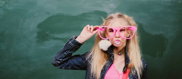 A sorrir, estudante universitária feliz. Menina adolescente elegante encantador posando em óculos no quadro. Sentindo-se confiante com acessórios. De volta à escola . — Fotografia de Stock