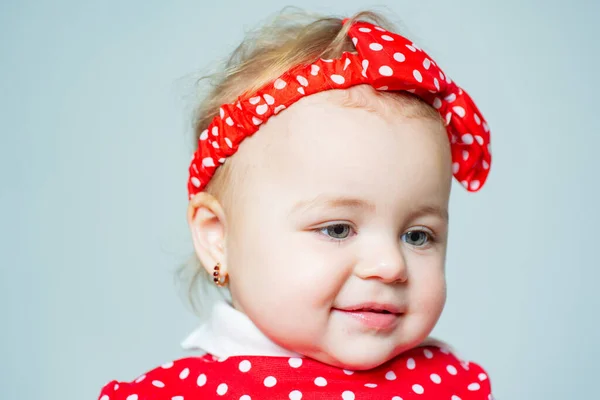 Bela menina retrato no fundo cinza. Fecha a porta. Púrpura. Bebé adorável . — Fotografia de Stock