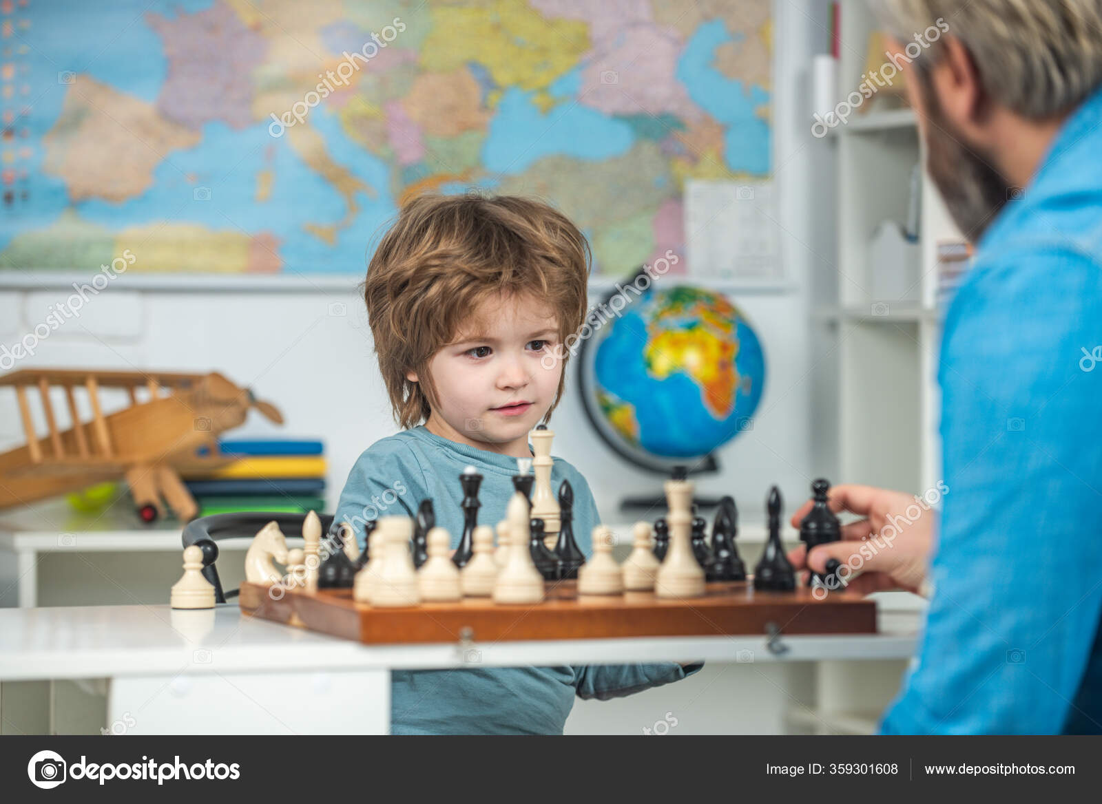 Jogo de xadrez para crianças shool kid jogando xadrez na sala de