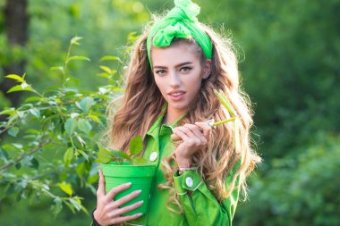 Çiçek saksısı olan güzel bahar kadını. İlkbahar.