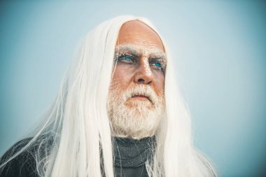 Şapkalı korkunç cadılar bayramı adamı. Stüdyoya yakın çekim. Cadılar Bayramı için kanlı deri. Cadılar Bayramı afişi için tasarım. Fantezi korku Cadılar Bayramı.