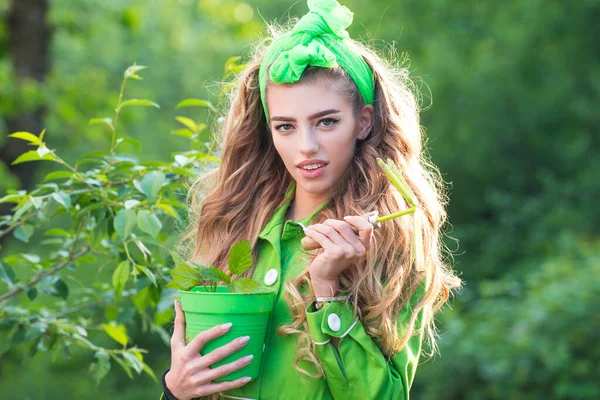 Çiçek saksısı olan güzel bahar kadını. İlkbahar.