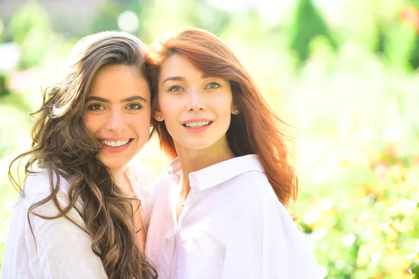 Gelukkige momenten van twee meisjes in het park. Close-up portret grappige vrolijke jonge vrouwen hebben plezier, glimlachen, mooie momenten, beste vrienden. — Stockfoto