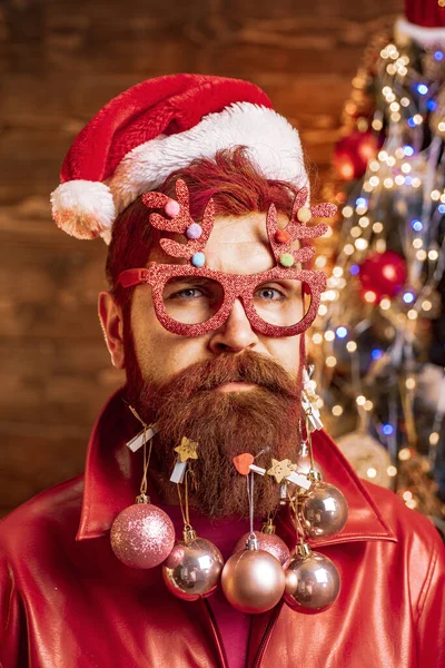 El hombre año nuevo víspera. Retrato de un Papá Noel . —  Fotos de Stock