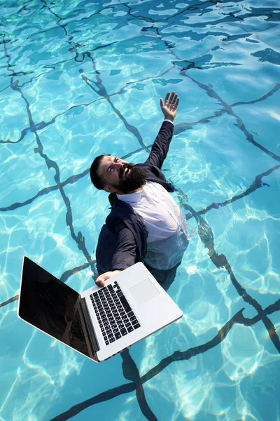 Funny and crazy man Freelancer in suit using a computer in swimming Pool. Funny Freelanc. Working on laptop from the swimming pool. Happy Freelancer. — Stock Photo, Image