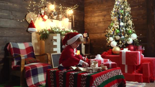 Niño feliz con regalo de Navidad. Niños de Navidad. Interior de Navidad. Emociones de regalo. Feliz Navidad y Felices Fiestas . — Vídeos de Stock