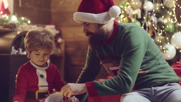 Baba oğul Noel 'i kutluyorlar. Baba ve oğul birlikte oynuyorlar. Mutlu Noeller ve mutlu yıllar.. — Stok video