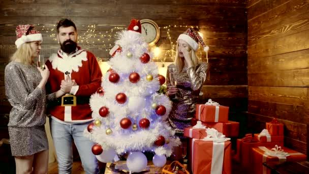 Dreimal Weihnachtsfeier. Traurige Frau auf Weihnachtsfeier. Fröhliche Party zweier Mädchen mit dem Weihnachtsmann. — Stockvideo