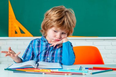 Çocuk eğitim ve evde eğitim. Okul çocukları yeşil karatahtaya karşı. Öğrenciler için ev okulu. İlkokul sınıfı..