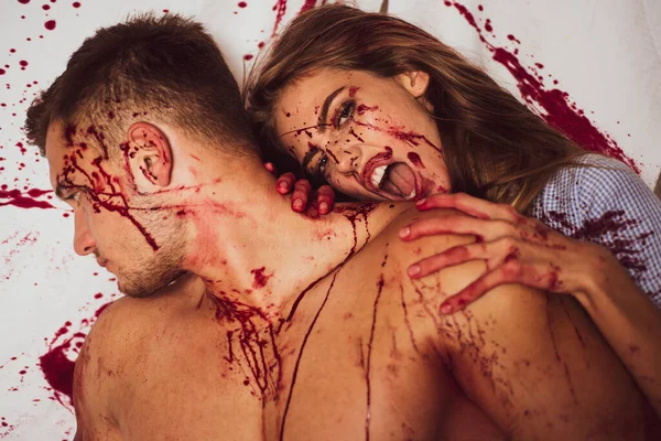 Femme sexy vampire mord le cou des hommes. Meatman à la boucherie. Boucher coupant de la viande. Maquillage sanglant . — Photo